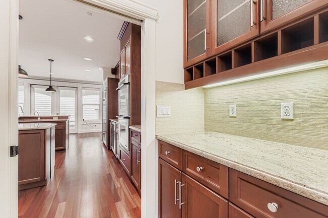 Building Photo - Stunning 5bed/5bath + Office in Prime Kirk...