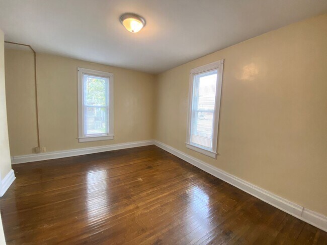 Building Photo - E Woodruff Ave 66-68 RGI