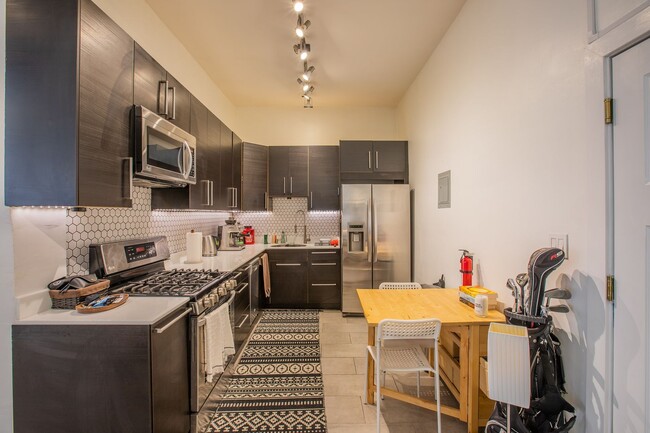 Building Photo - Spacious Studio Condo in Logan Circle!