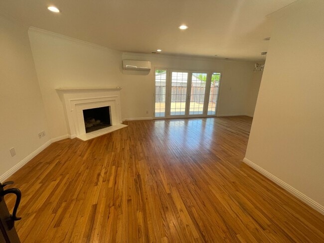 Building Photo - MENLO PARK - Well Maintained Home In Desir...