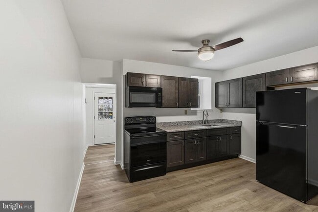 Building Photo - 614 Clark St