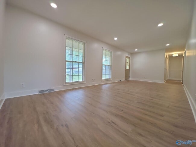 Building Photo - 2613 Skyline Dr NW