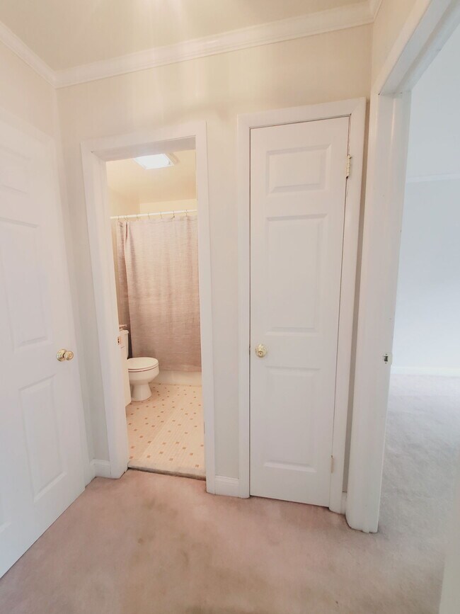 Building Photo - 27 Oak St