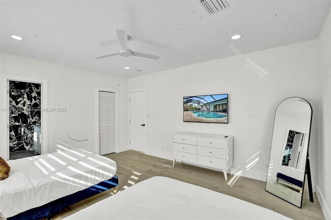 Building Photo - 1141 N North Lake Dr