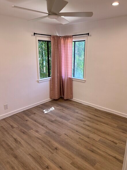 Building Photo - 12660 Oxnard St