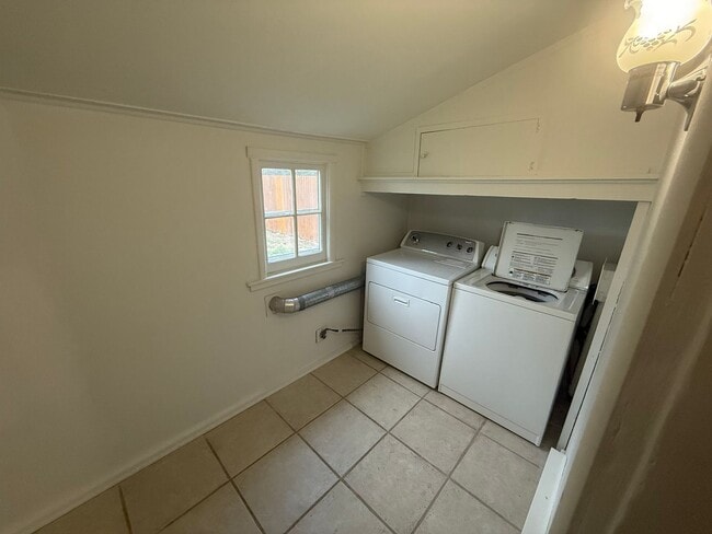 Building Photo - Two Bedroom, one bathroom house, Located i...