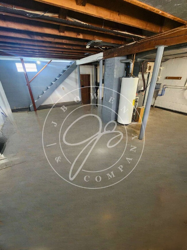 Building Photo - Move-In Ready! Spacious 4–5 Bedroom Home w...