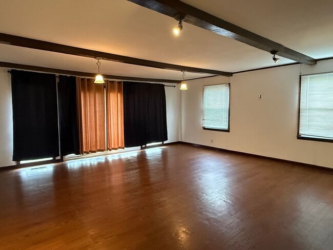 Building Photo - 3bed / 2 bath house near Race Track!