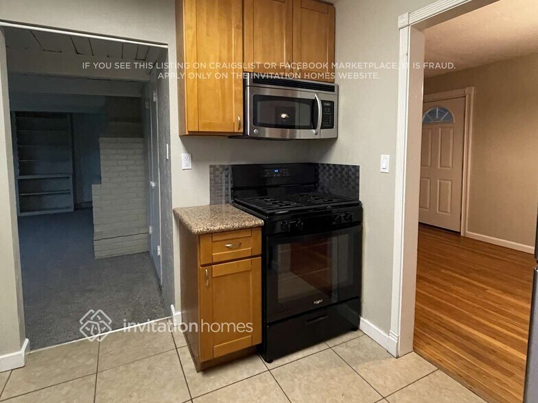 Building Photo - 2305 Carlsbad Ave