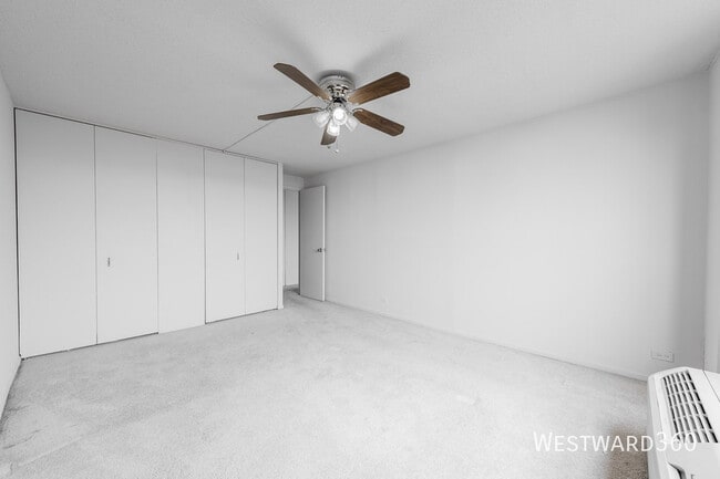 Building Photo - 901 S Plymouth Ct