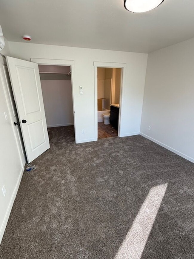 Building Photo - 504 S 5th St