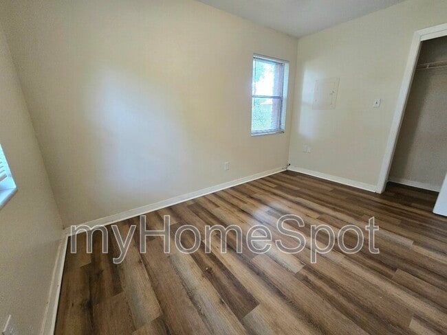 Building Photo - 909 Springbrook Ave