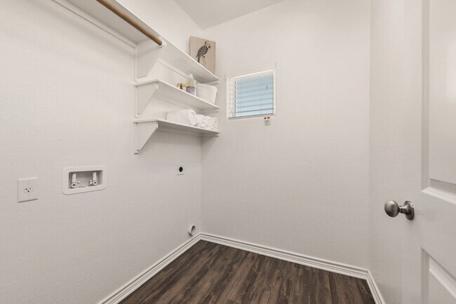 Building Photo - Well Appointed Townhomes with Fenced Backy...