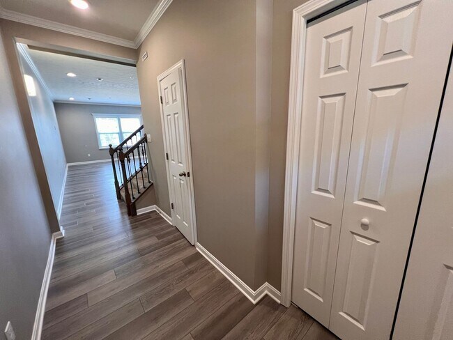 Building Photo - 2105 Canterbury Dr