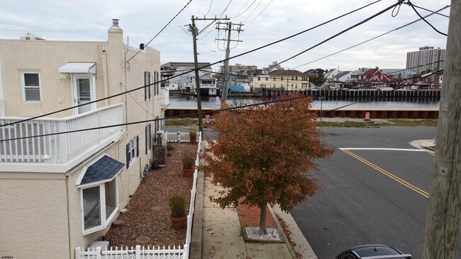 Building Photo - 303 N Richmond Ave