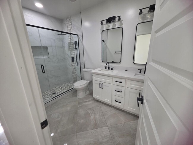 Building Photo - 13736 W Maryland Ave