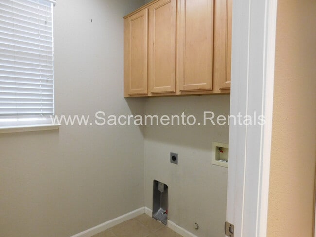 Building Photo - Wonderful 3 bd/2.5 ba Elk Grove Home with 2 Car Garage