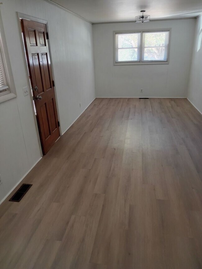 Building Photo - 3 Bedroom / 2 Bath Brick Ranch Home Kingsp...
