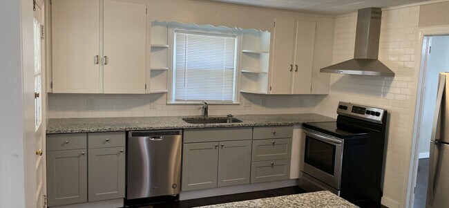 Building Photo - 2/1 Renovated House with fenced in lawn av...