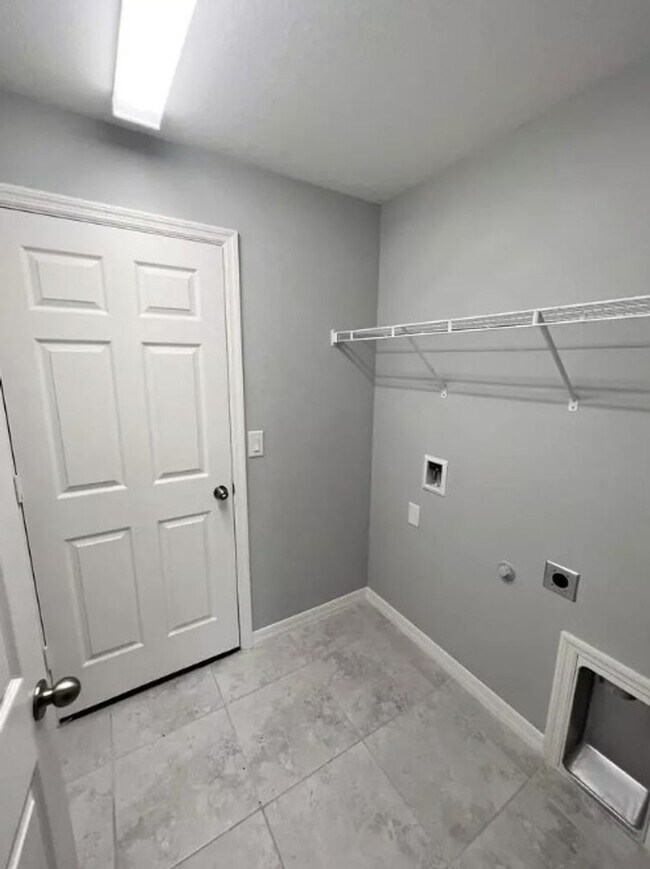 Building Photo - AVAILABLE NOW! 3 Bedroom + Den - 2 Bathroo...