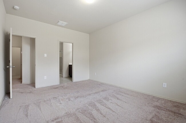 Building Photo - "Charming San Marcos Retreat: Spacious 3-Bedroom Home with 2.5 Baths on Lake Glen!"