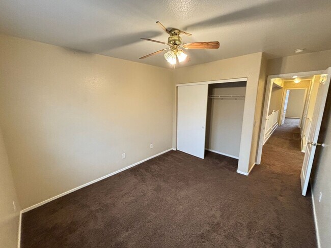 Building Photo - Gorgeous 3Bed/3Bath Home in the Gated Gree...