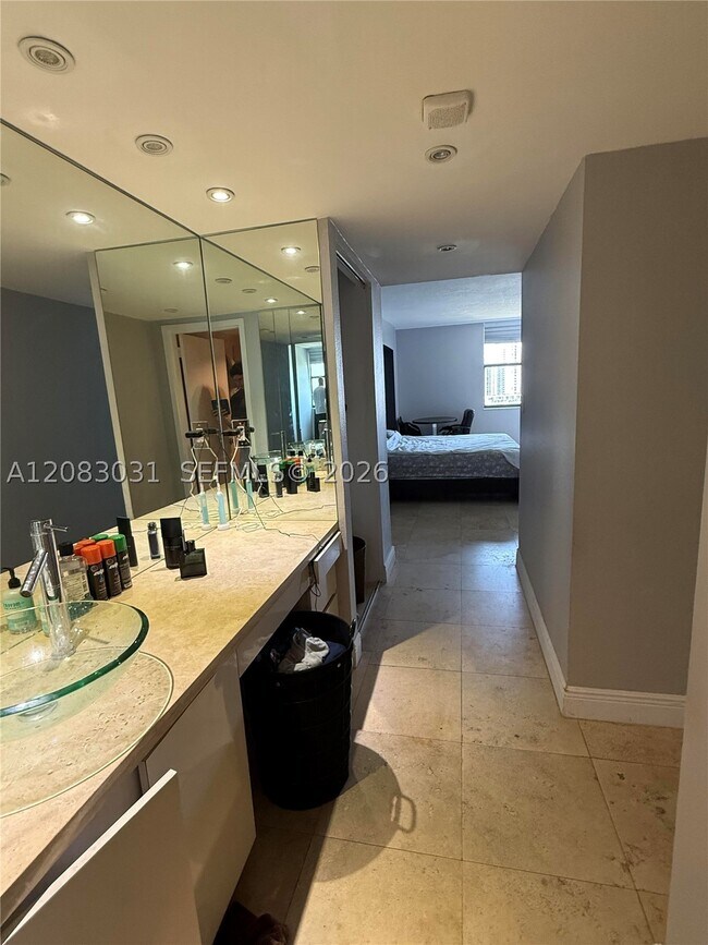 Building Photo - 3375 N Country Club Dr