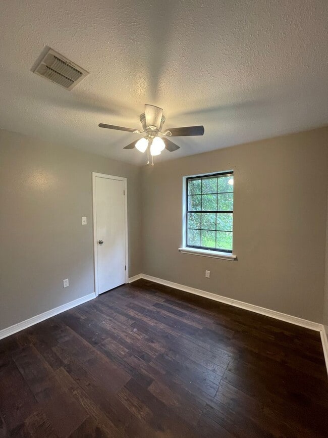 Building Photo - Golden Meadows - 3BD/2BA