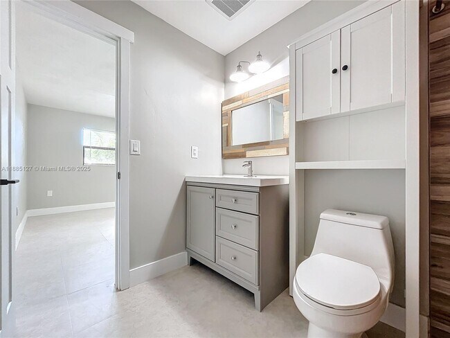 Building Photo - 13804 Kendale Lakes Dr