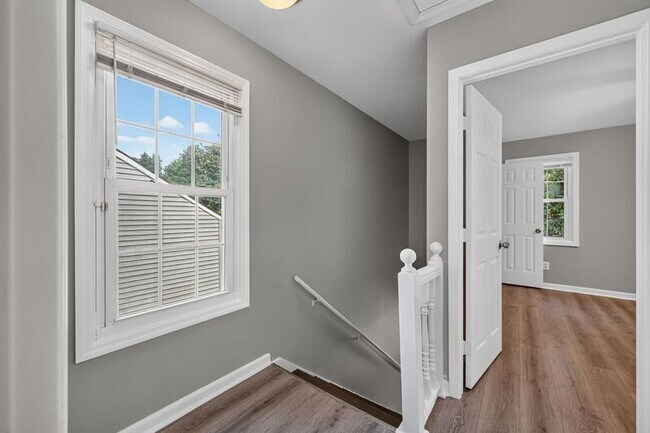 Building Photo - 138 Springstead Ct SW