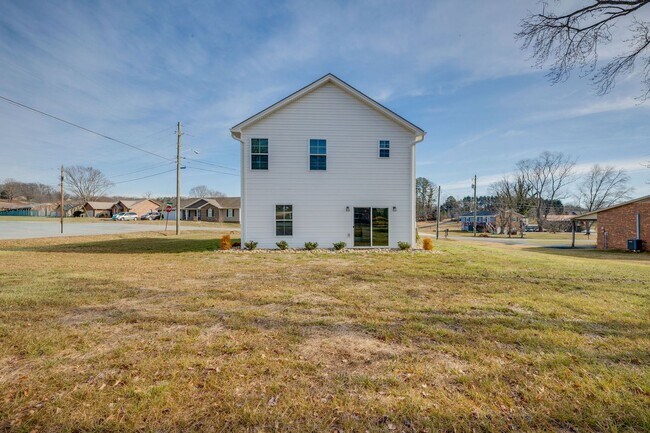 Building Photo - NEWLY BUILT 3 BED/2.5 BATH