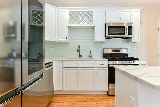Building Photo - Modern Comfort Meets City Living – Stunnin...