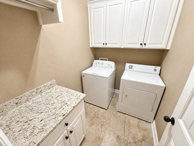 Building Photo - 922 Antler Dr