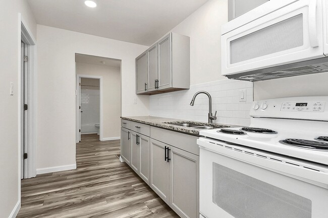 Building Photo - Rent Special on Affordable Duplex in Ender...