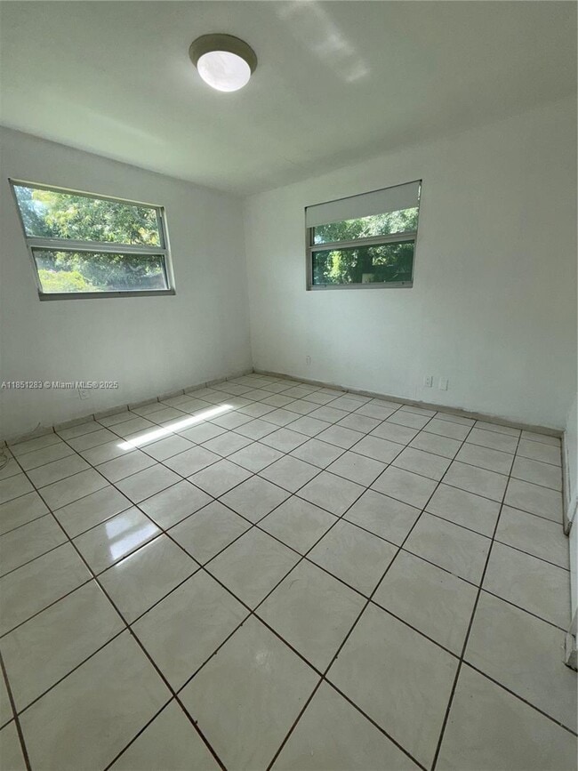 Building Photo - 1545 NE 128th St
