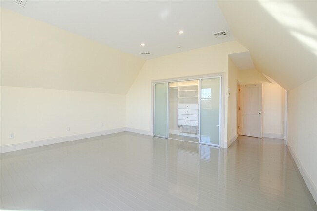 Building Photo - 6R Breakwater Ave
