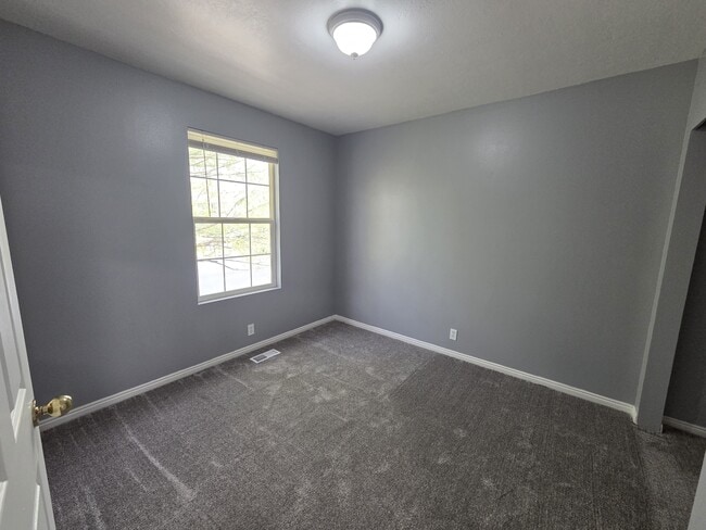 Building Photo - 1942 20 E