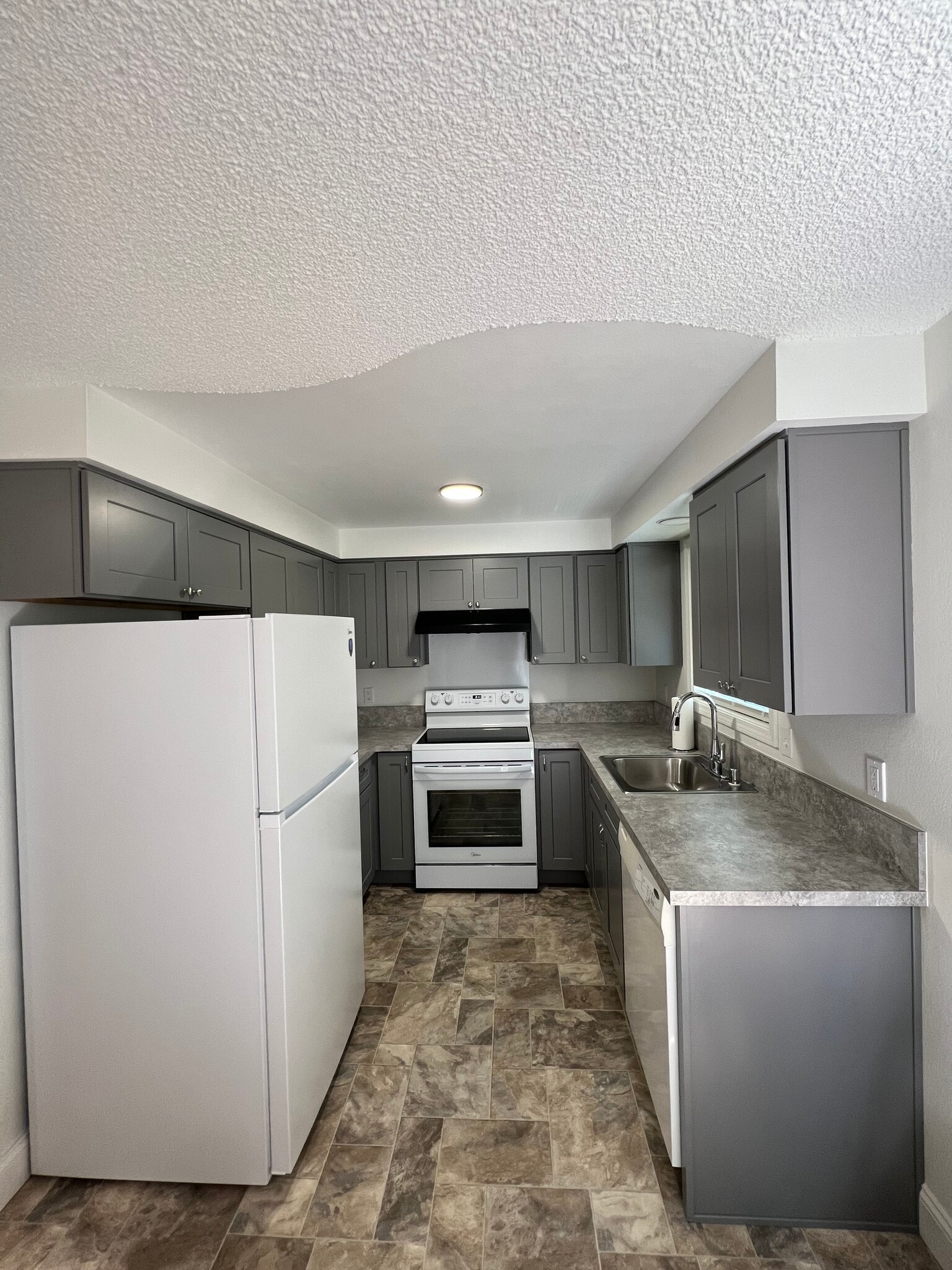 Kitchen - 14310 NE 14th Cir