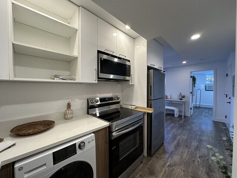 Building Photo - 941 W Carmen Ave