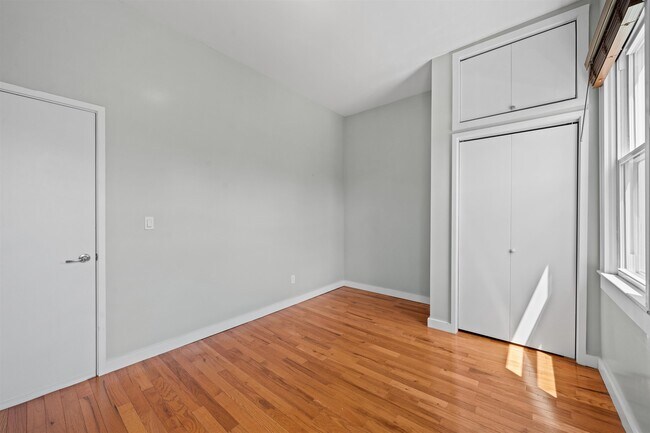 Building Photo - 340 7th St
