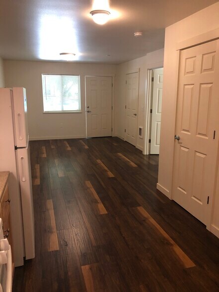 Building Photo - 909 W 4th Ave