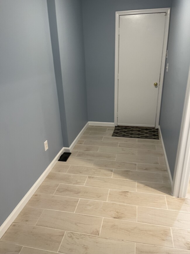 Building Photo - 8205 Londonderry Ct