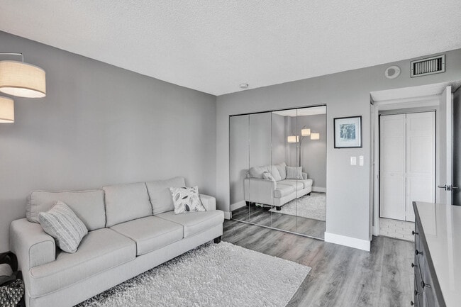 Building Photo - 3701 N Country Club Dr