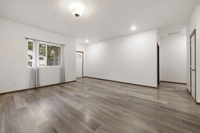 Building Photo - MOVE IN READY! 3 bed 2 bath Heat pump with...