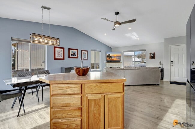 Building Photo - Fully Furnished Three Bedroom Executive Re...