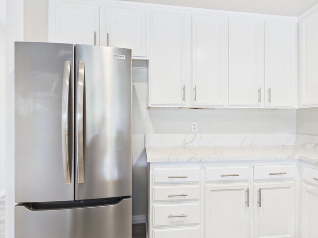 Building Photo - NEW NEW NEW remodeled -3bedroom/3bath Town...