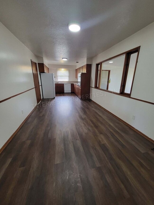 Building Photo - 3 Bd 1.5 ba Ranch Style Home in NE PDX With Washer/Dryer Hook-ups, Fenced Backyard & 2 Car Garage!
