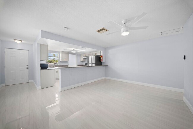 Building Photo - 5454-5456 8th Ave Fort Myers
