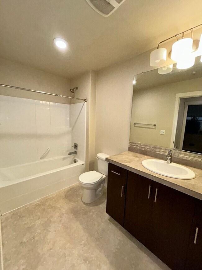 Building Photo - Great 1 BR Condo off of Scholls and Roy Ro...