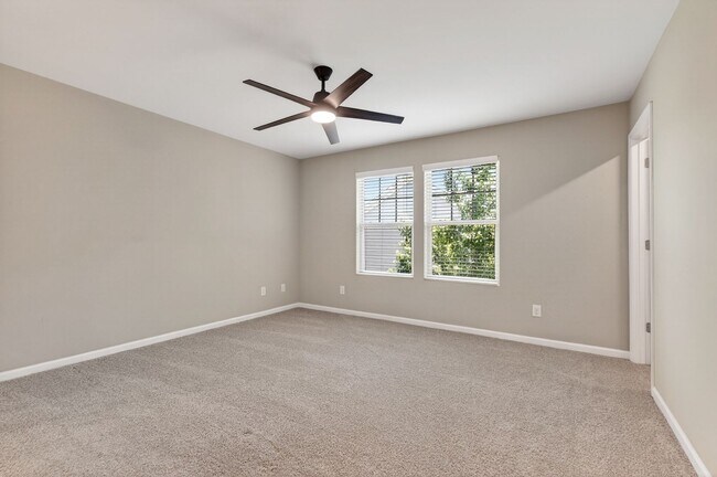 Building Photo - 117 Holly Berry Ln